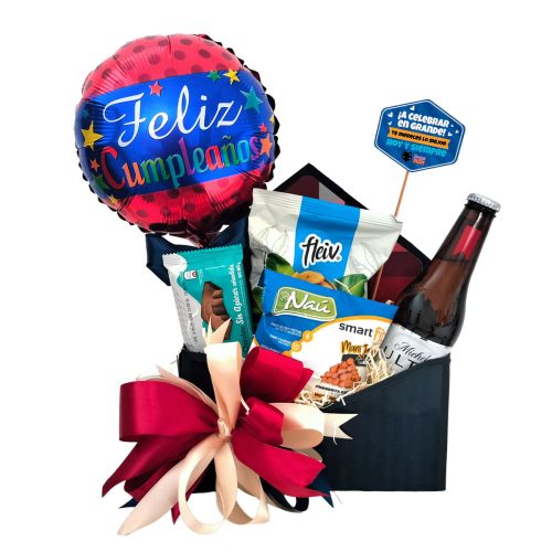 Arreglo de cumpleaños para hombre con cerveza Michelob Ultra, snacks variados y globo de Feliz Cumpleaños.