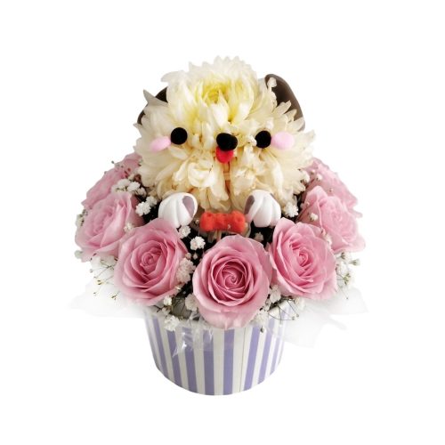 Arreglo floral artesanal de perrito hecho de flores naturales rodeado de rosas rosadas en base a rayas de Jinga Pop Guatemala.