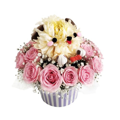 Escultura floral de perrito blanco con rosas frescas y detalle de huesito, regalo ideal para amantes de las mascotas en Guatemala.