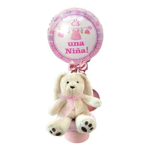 Arreglo de Globo para Baby Shower con texto Es Niña con conejito de peluche sobre una mantita