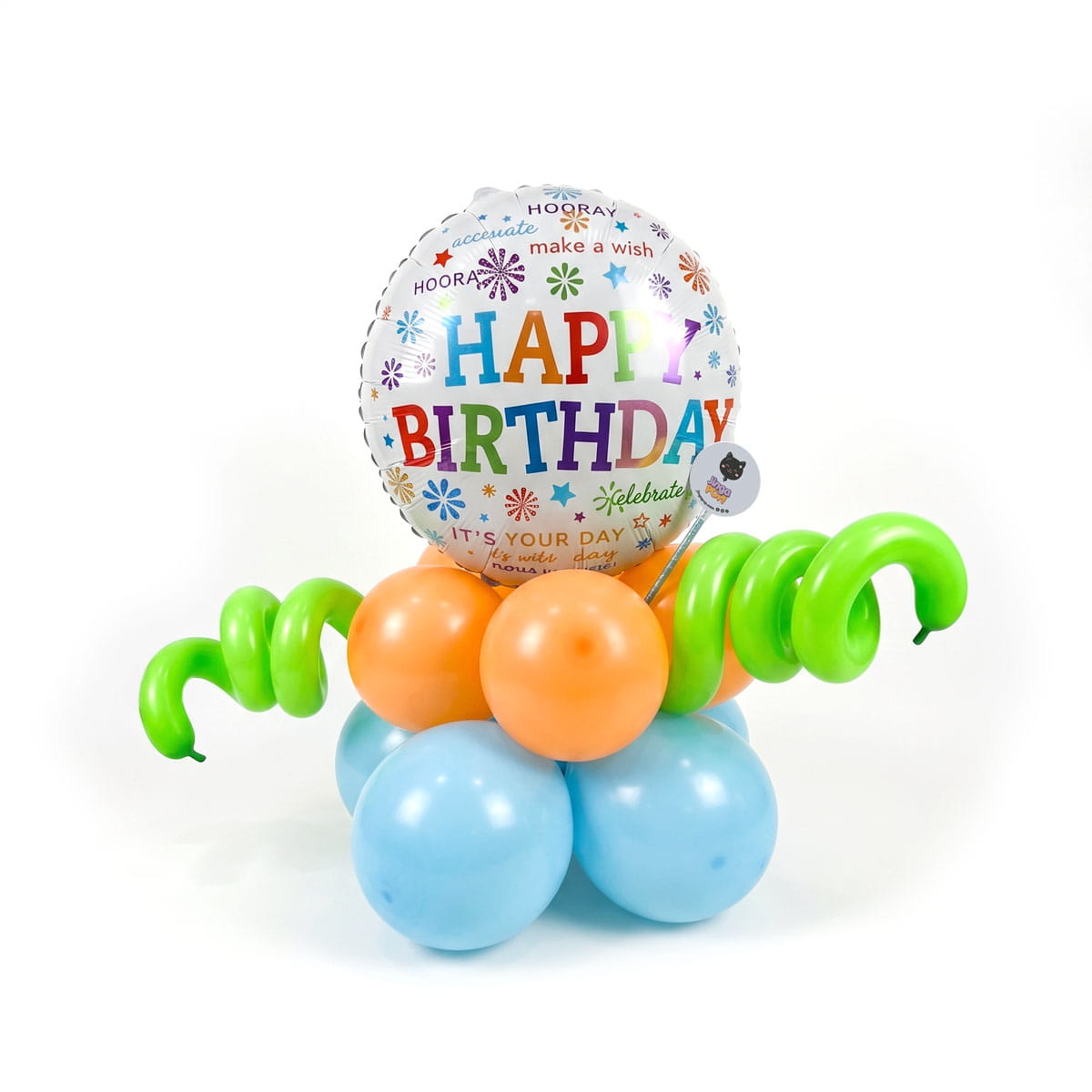 Arreglo de globos colorido para cumpleaños con globo metálico central de Happy Birthday, base celeste y detalles en verde y naranja.