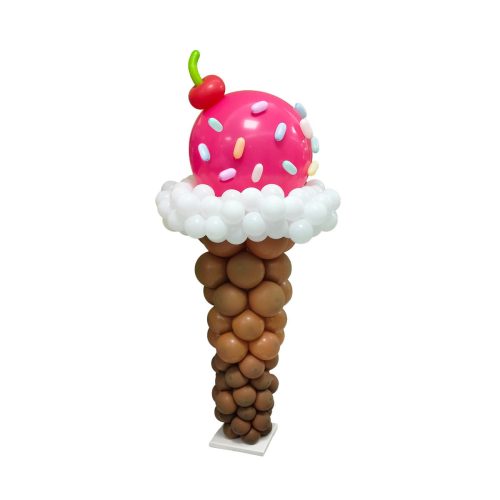 Detalle lateral de arreglo de globos gigante con forma de helado de cono y cereza superior para decoracion infantil.