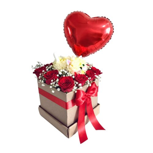 Box floral con escultura artesanal de gatito, rosas frescas y globo metalizado de corazón personalizado con lazo rojo de Jinga Pop.