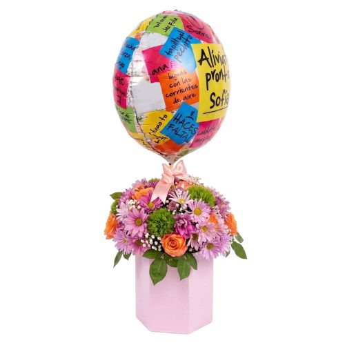Detalle de globo de Alíviate Pronto rotulado con nombre y flores naturales de colores.
