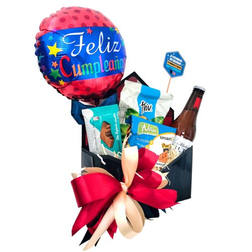Caja de regalo para él con cerveza, plataninas, maní y moño de listón elegante.