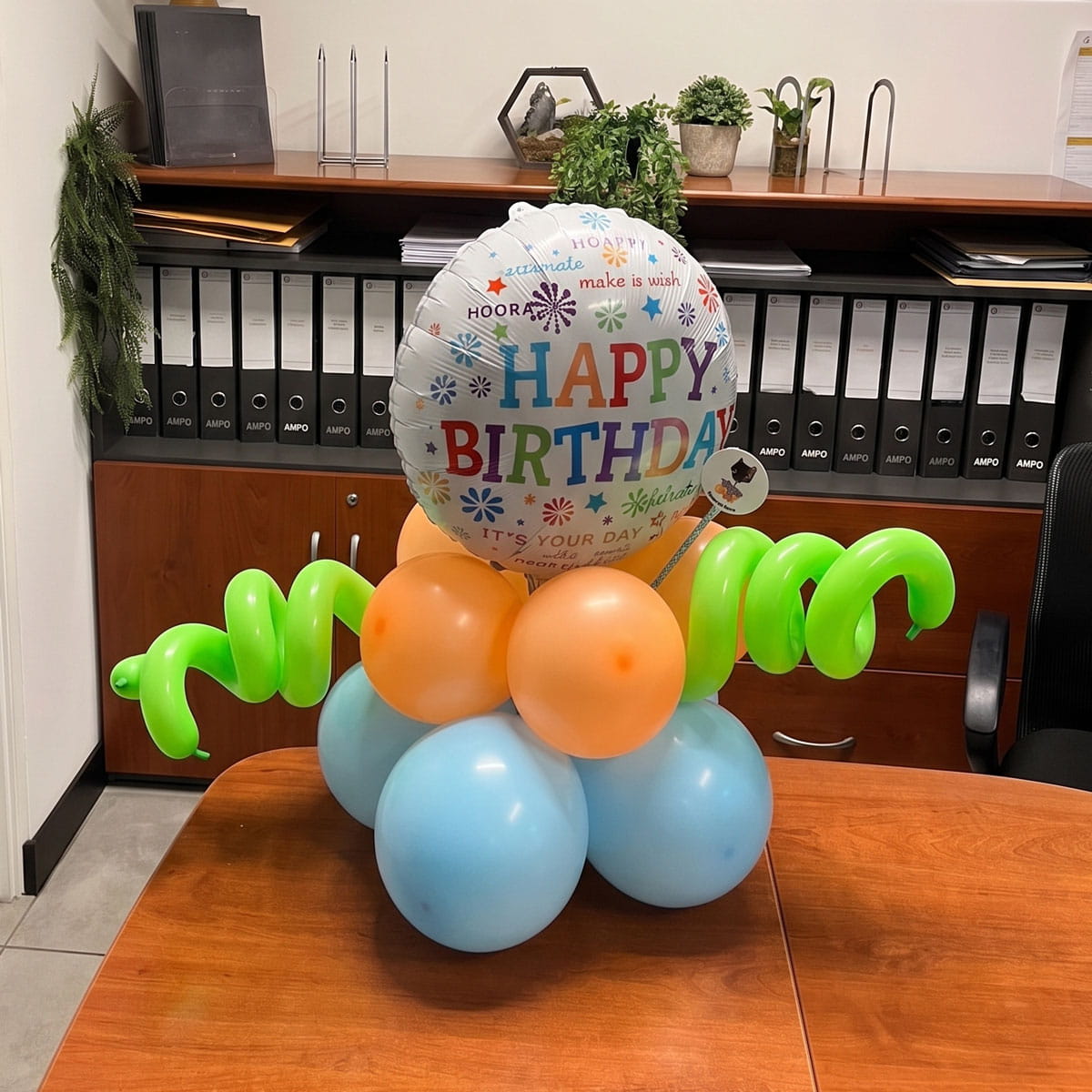 Centro de mesa de globos para cumpleaños en oficina