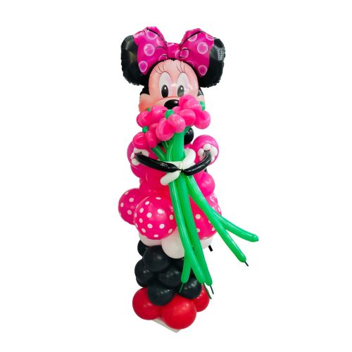 Estructura de globos de 2 metros con figura de ratona coqueta en tonos fucsia y negro sosteniendo un ramo de flores de globos para eventos en Guatemala.
