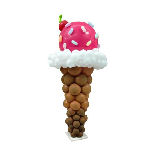 Figura de helado hecha con globos de latex rosa fucsia crema blanca y barquillo cafe.