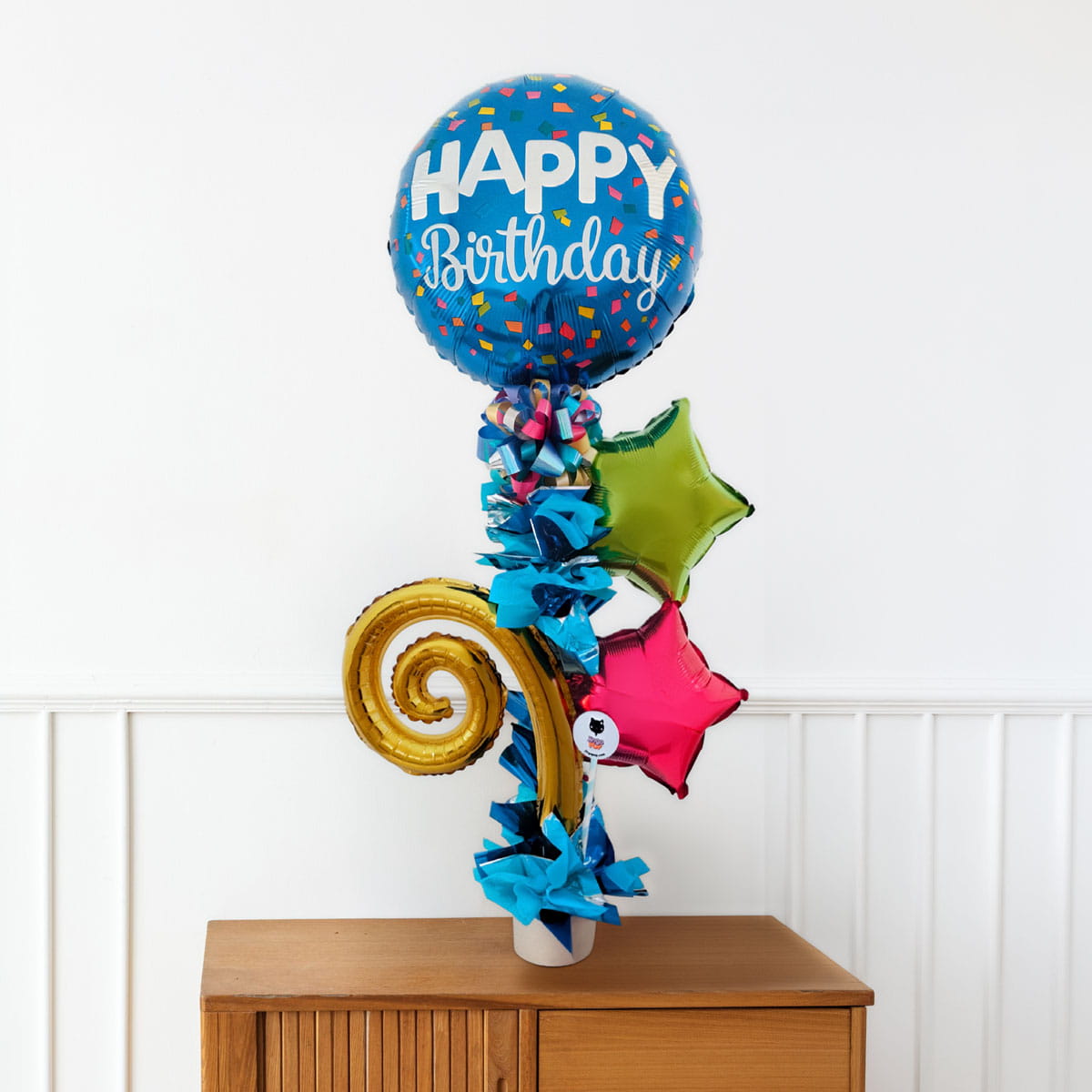 Montaje de Arreglo de Globos Birthday clásico con globo azul y globos estrellas decorativos