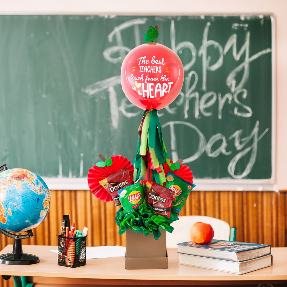 Arreglo de Globos para el Día del Maestro con Snacks - Imagen 6