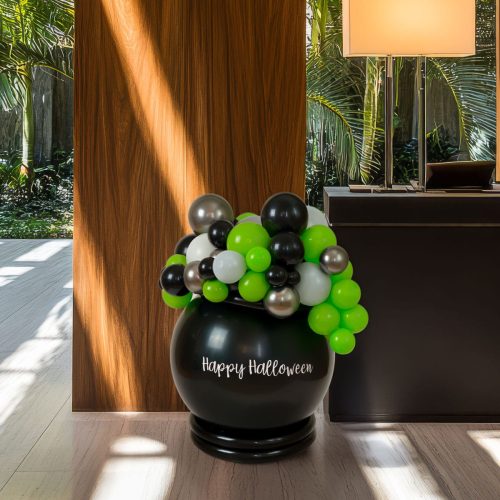 Montaje de caldero de globos para decoración en Recepción de Edificio en Halloween