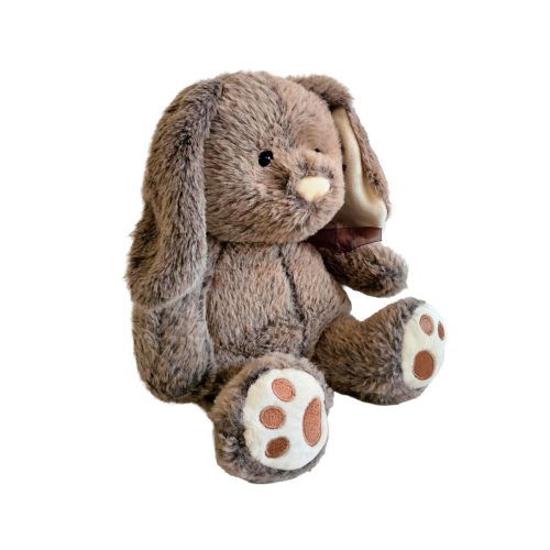 Vista tres cuartos de peluche de conejo color café suave