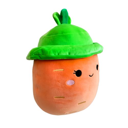 Vista en tres cuartos del peluche suave Squishmallow zanahoria con sombrero verde